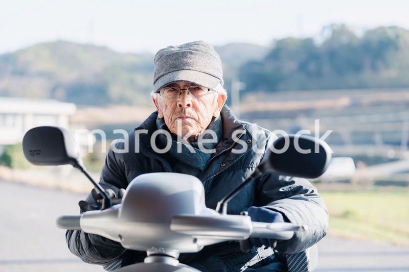 シニアカーを運転する高齢の男性