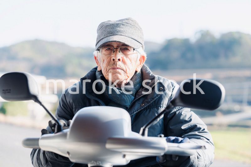 シニアカーを運転する高齢の男性