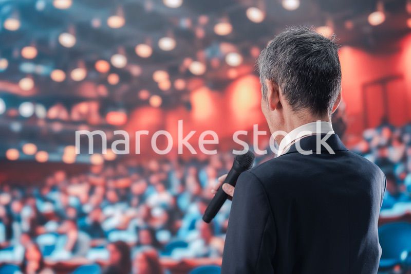 大勢の聴衆の前で話す男性