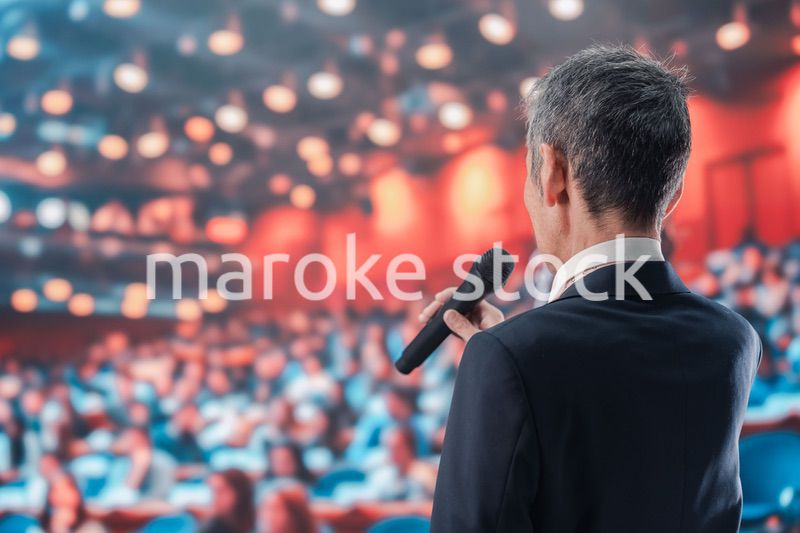 大勢の聴衆の前で話す男性