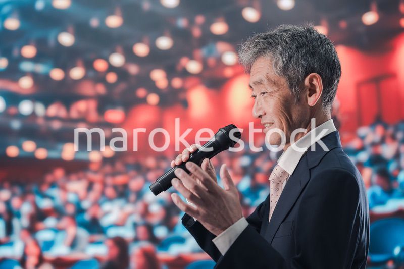 大勢の聴衆の前で話す男性