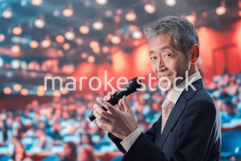 大勢の聴衆の前で話す男性