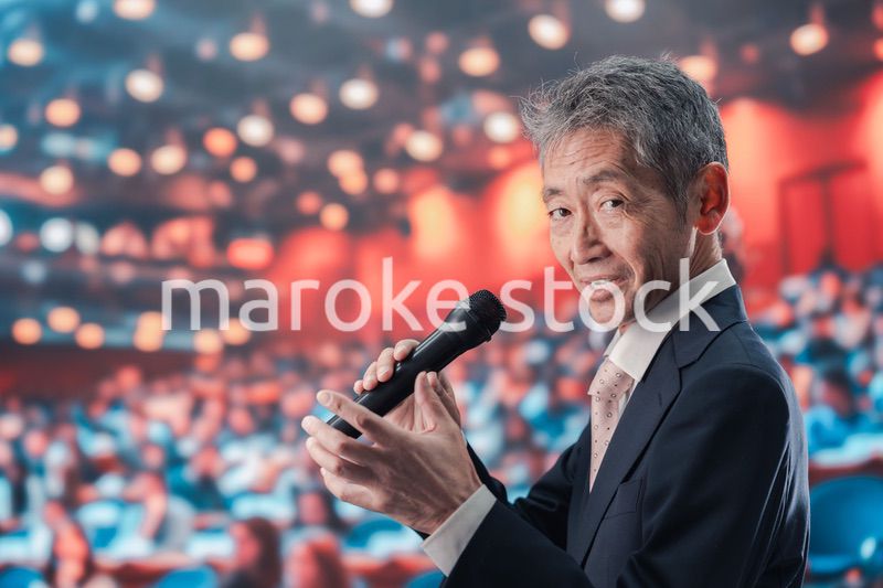大勢の聴衆の前で話す男性