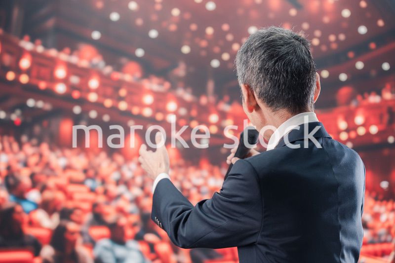 大勢の聴衆の前で話す男性