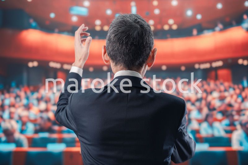 大勢の聴衆の前で話す男性