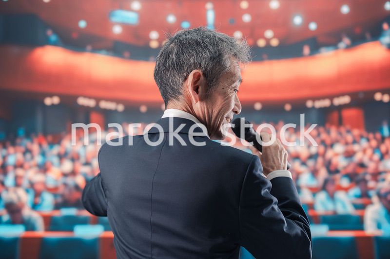 大勢の聴衆の前で話す男性