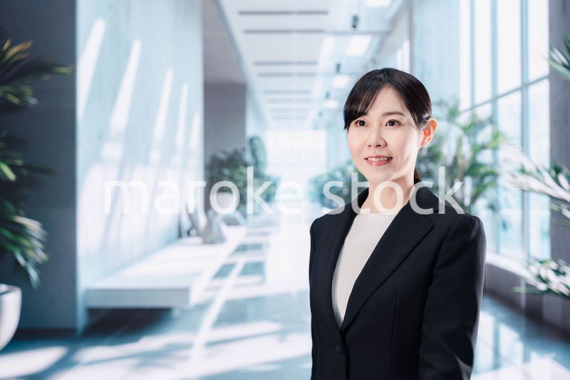 オフィスでバリバリ働くキャリアウーマン