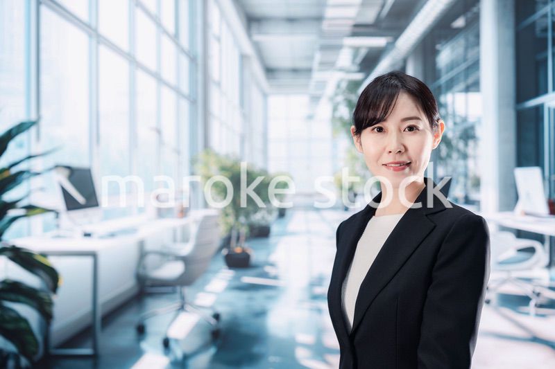 オフィスでバリバリ働くキャリアウーマン