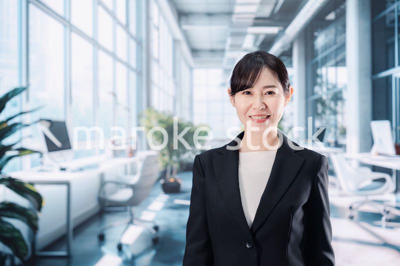 オフィスでバリバリ働くキャリアウーマン