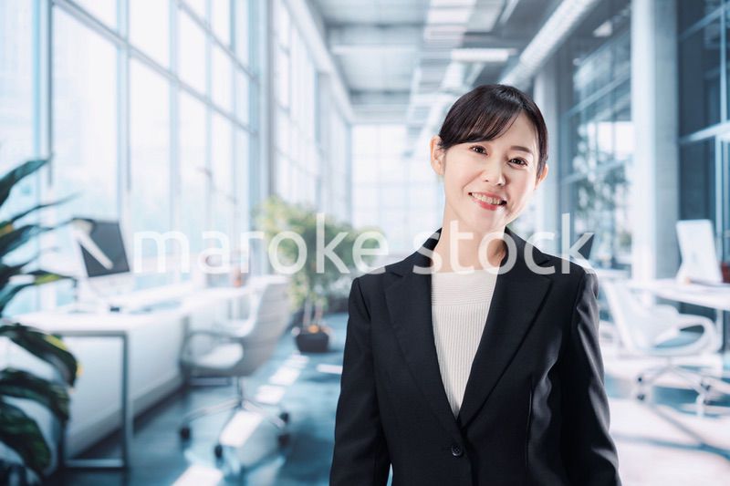 オフィスでバリバリ働くキャリアウーマン