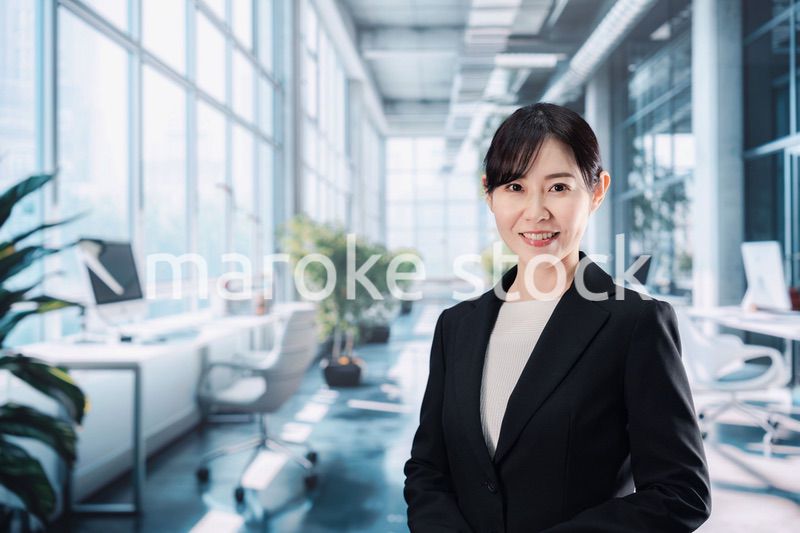 オフィスでバリバリ働くキャリアウーマン