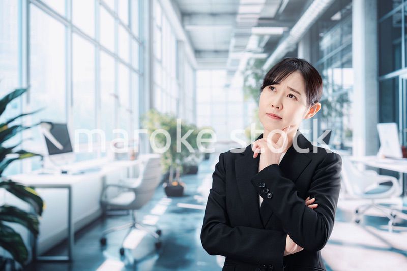 オフィスで悩むビジネスウーマン