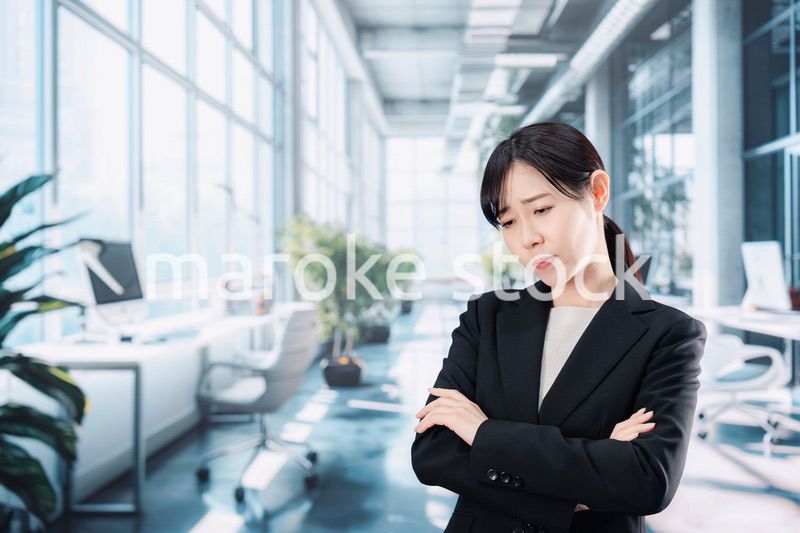 オフィスで悩むビジネスウーマン