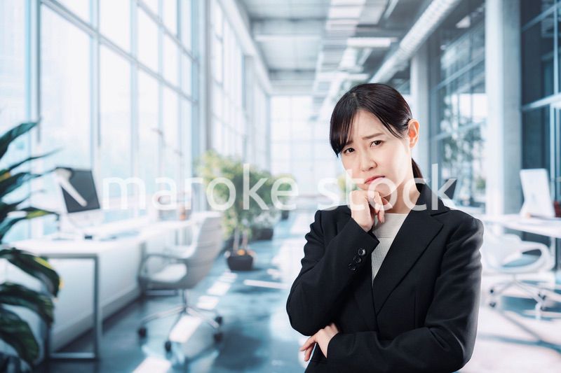 オフィスで悩むビジネスウーマン