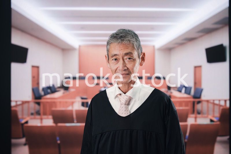 裁判所にいる高齢の裁判官