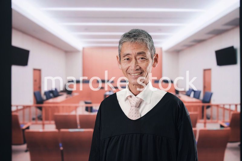 裁判所にいる高齢の裁判官