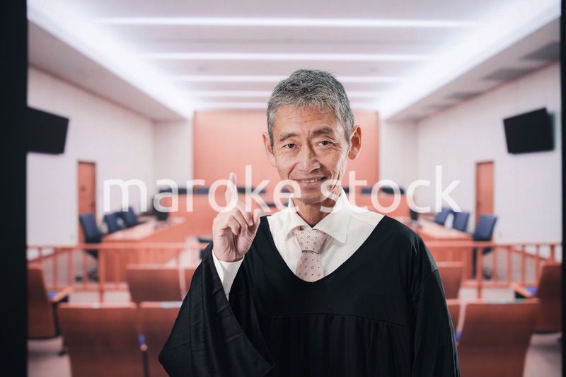 裁判所にいる高齢の裁判官