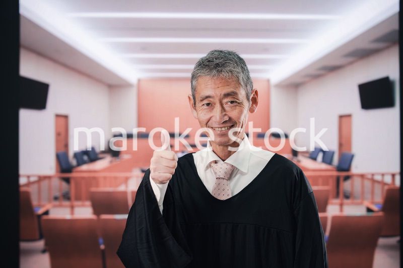 裁判所にいる高齢の裁判官