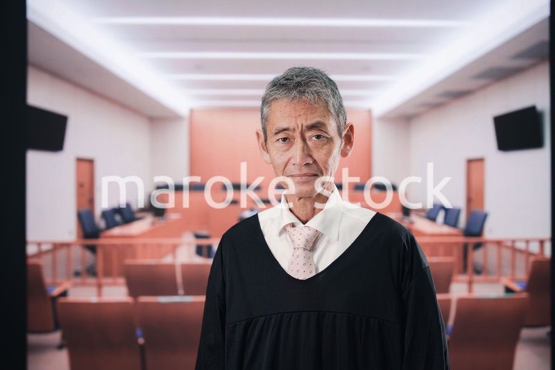 裁判所にいる高齢の裁判官