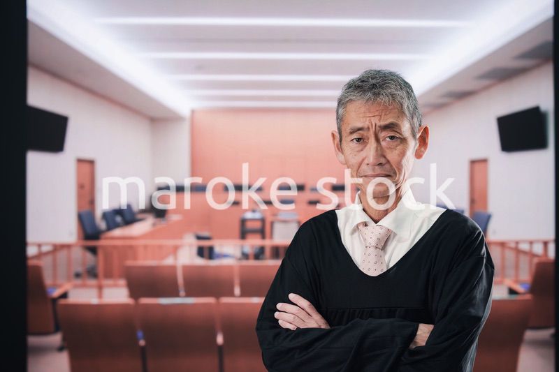 裁判所にいる高齢の裁判官