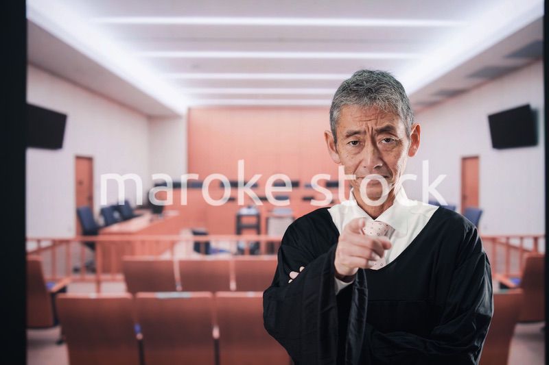 裁判所にいる高齢の裁判官