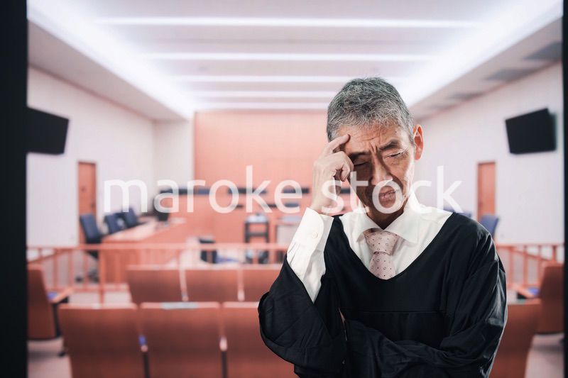 裁判所にいる高齢の裁判官