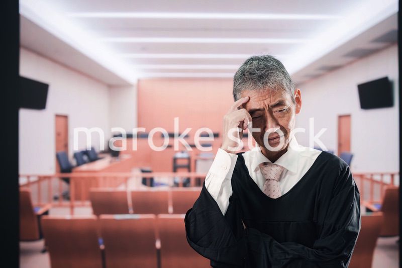 裁判所にいる高齢の裁判官