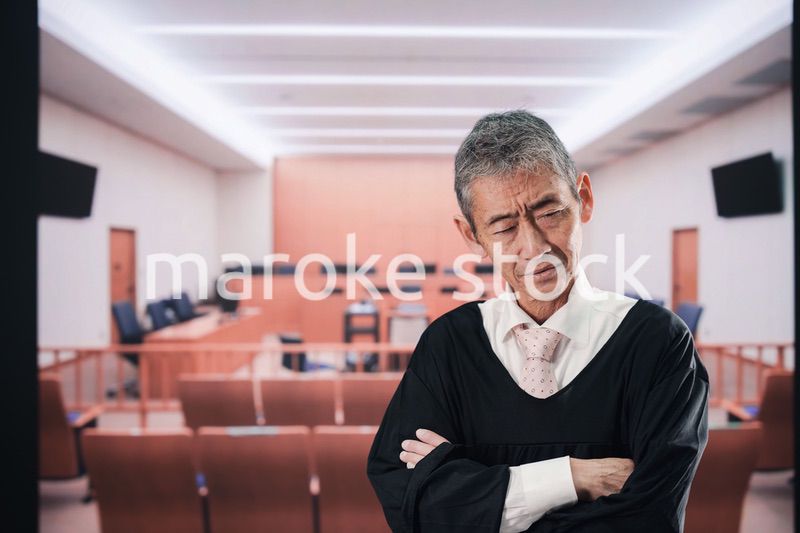 裁判所にいる高齢の裁判官