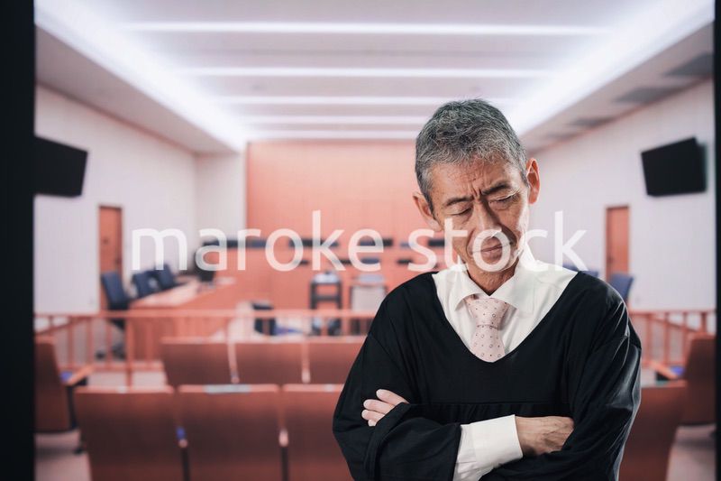 裁判所にいる高齢の裁判官