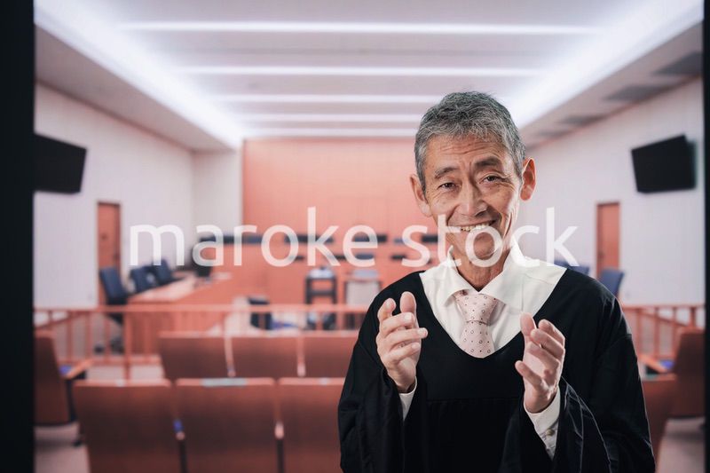 裁判所にいる高齢の裁判官