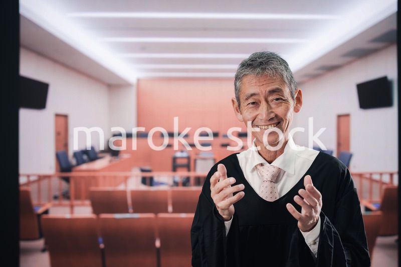 裁判所にいる高齢の裁判官