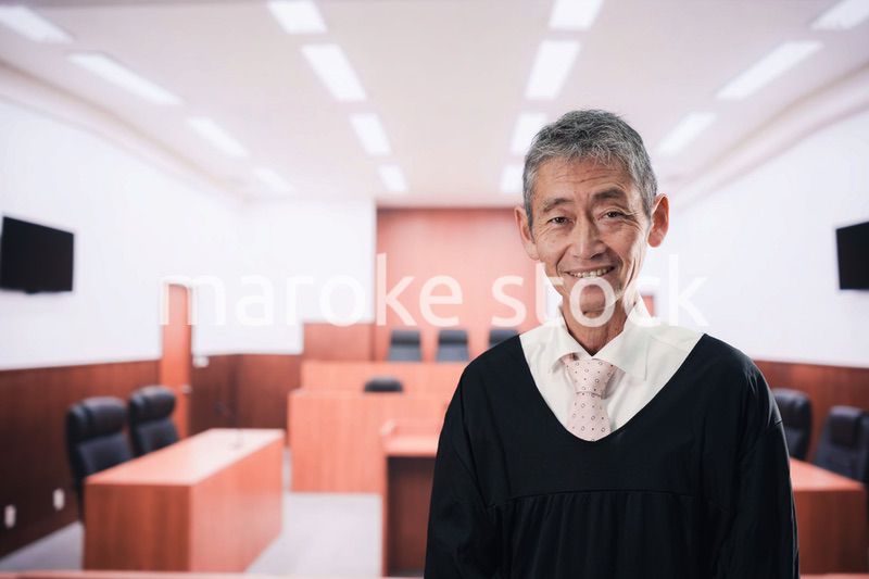 裁判所にいる高齢の裁判官