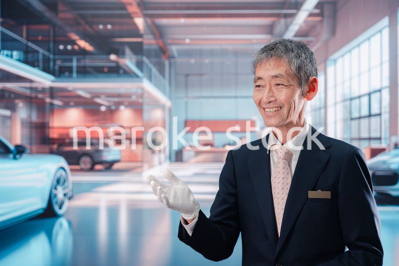 カーディーラーで接客をする男性