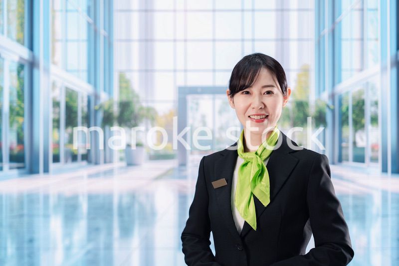 オフィスの受付を担当する若い女性