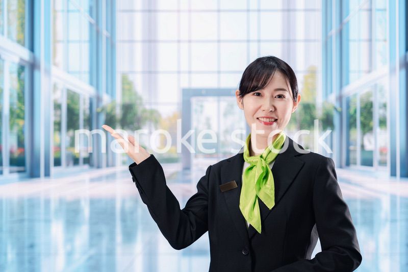 オフィスの受付を担当する若い女性