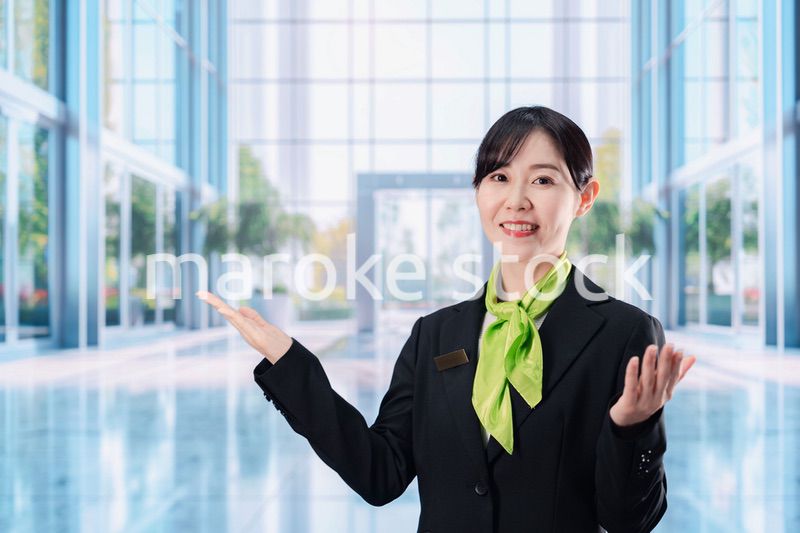 オフィスの受付を担当する若い女性