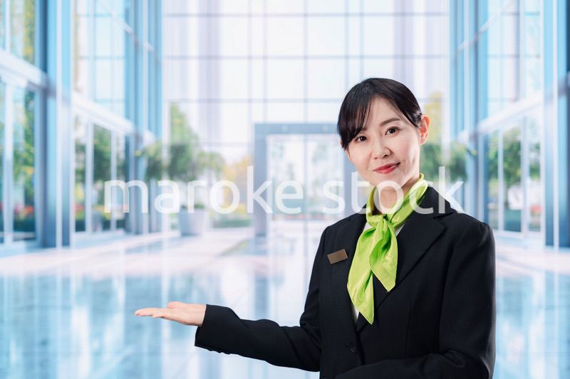 オフィスの受付を担当する若い女性