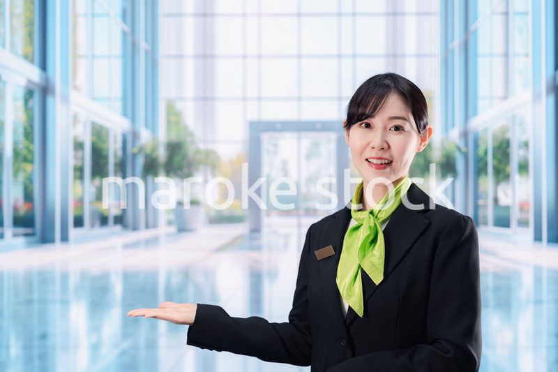 オフィスの受付を担当する若い女性