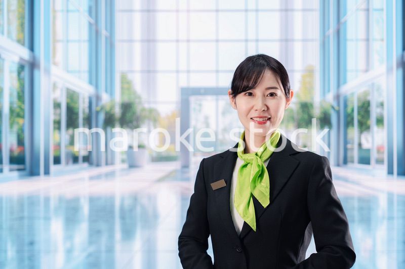 オフィスの受付を担当する若い女性