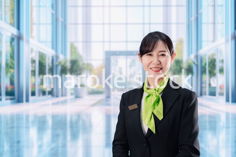 オフィスの受付を担当する若い女性