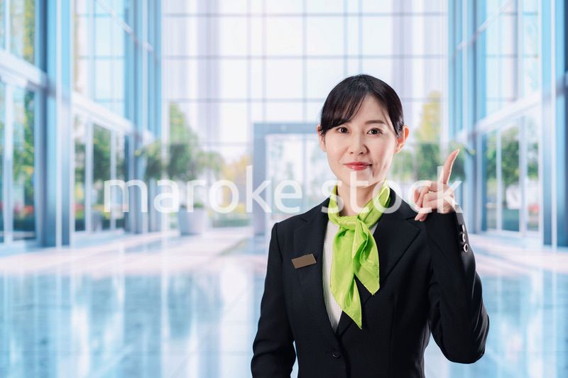 オフィスの受付を担当する若い女性