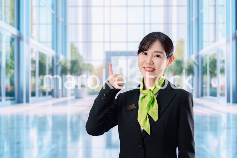 オフィスの受付を担当する若い女性