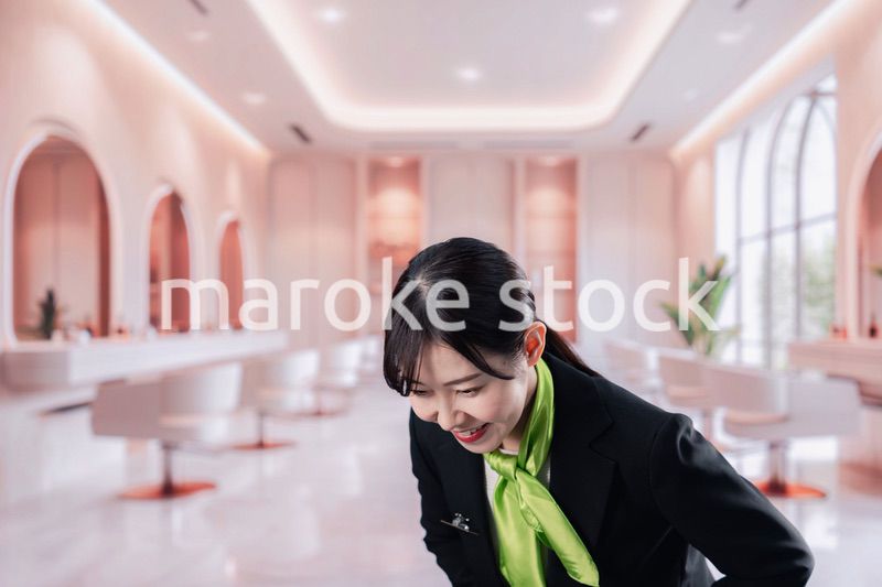 サロンで接客をする若い女性