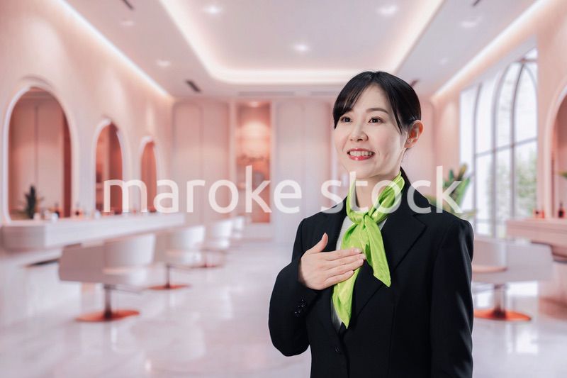 サロンで接客をする若い女性