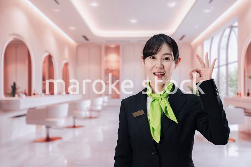 サロンで接客をする若い女性