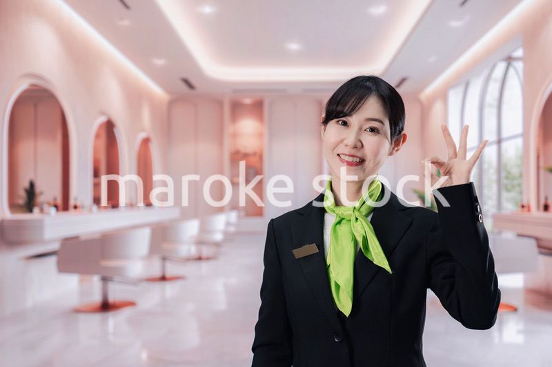 サロンで接客をする若い女性