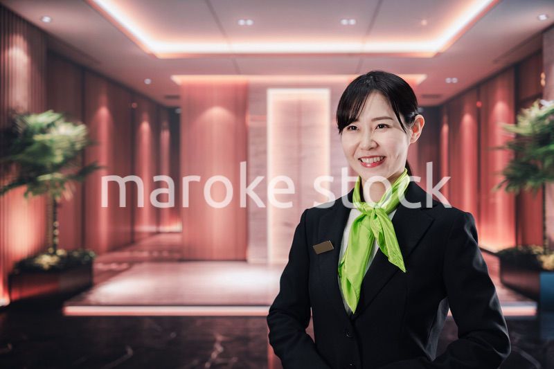 マンションのコンシェルジュとして働く若い女性