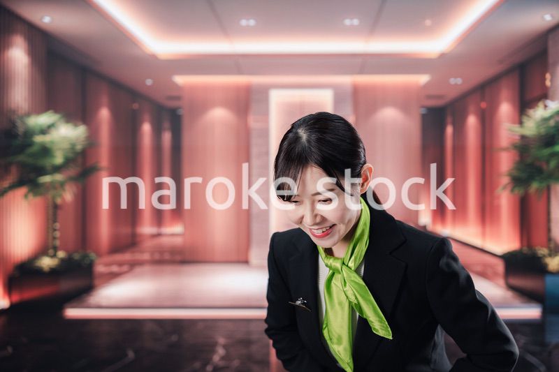 マンションのコンシェルジュとして働く若い女性