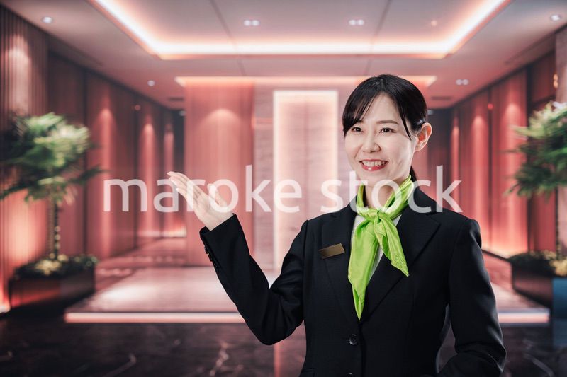 マンションのコンシェルジュとして働く若い女性