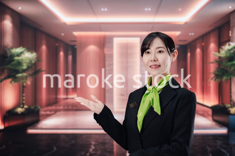 マンションのコンシェルジュとして働く若い女性